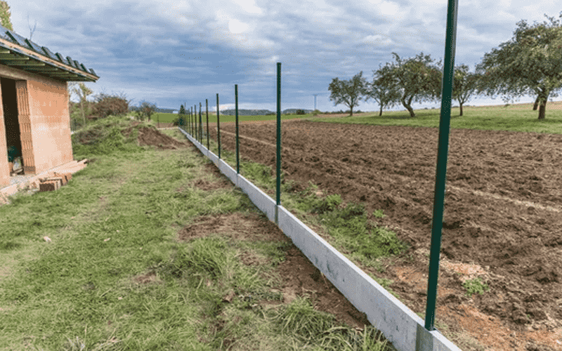 Fasten the PVC welded mesh to the structure